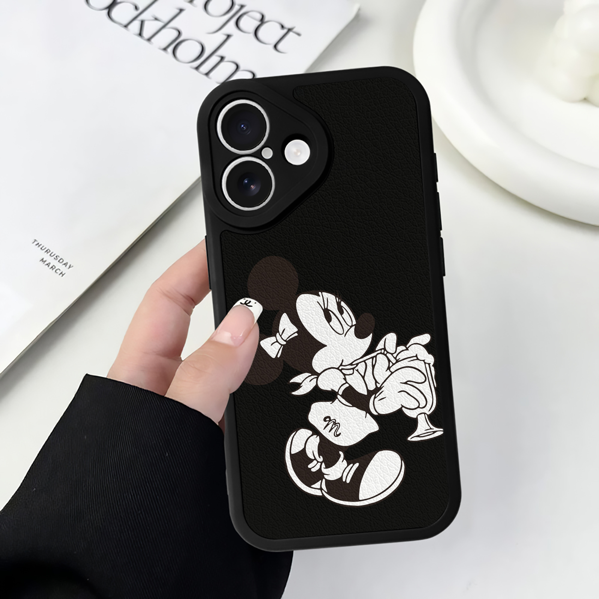 （画像用） ミッキーマウス Mickey Mouse 【iPhone 16シリーズ対応】シリコンスマホケース（レザー調） 材質：シリコン